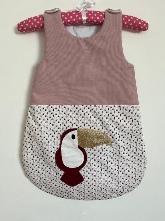 Gigoteuse 0-6M Mi saison - fait main – motif toucan - Rose/grenat | vue face