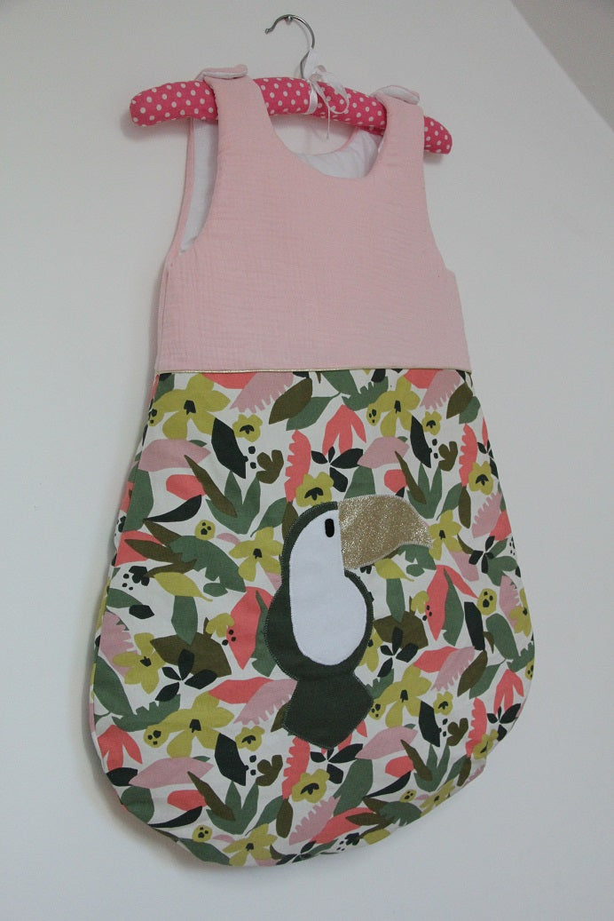 Gigoteuse 0-6M Mi saison - fait main – motif toucan - Rose/vert | Fabrication française vue complète