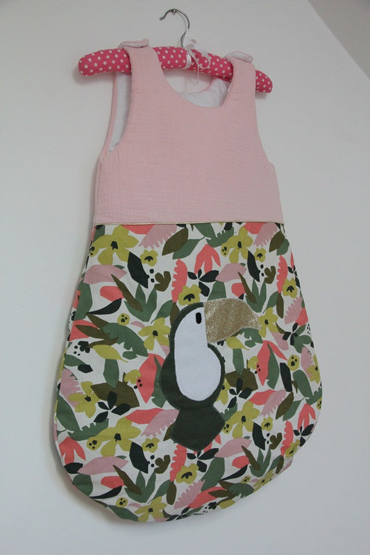 Gigoteuse 0-6M Mi saison - fait main – motif toucan - Rose/vert | Fabrication française vue complète