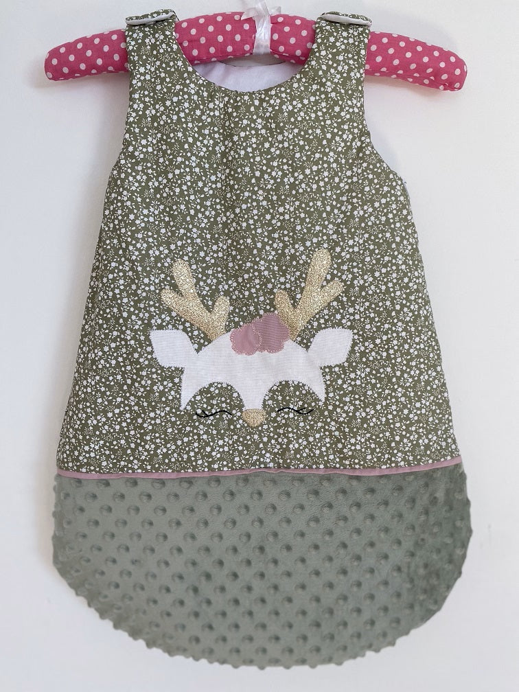 Gigoteuse 0-6M Hiver - fait main – motif cerf - vert sauge et rose | Fabrication française vue complète