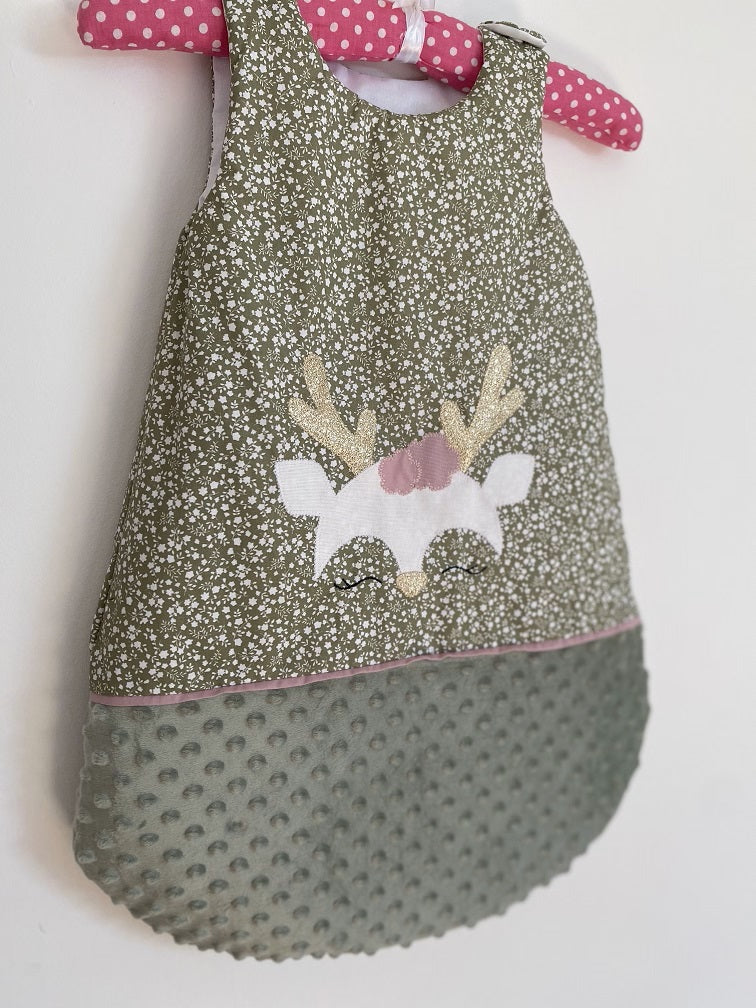 Gigoteuse 0-6M Hiver - fait main – motif cerf - vert sauge et rose | Fabrication française vue 1