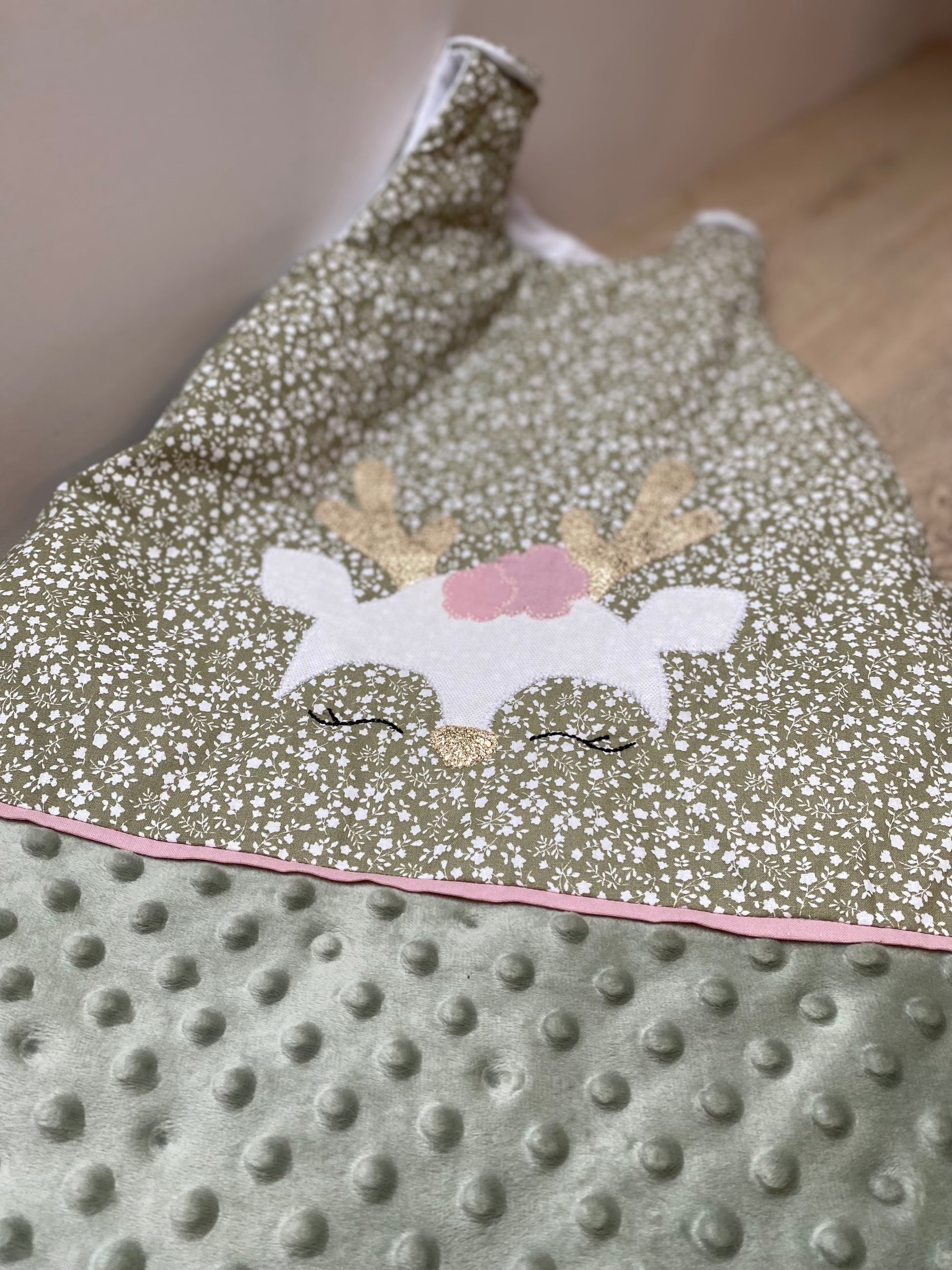 Gigoteuse 0-6M Hiver - fait main – motif cerf - vert sauge et rose | Fabrication française