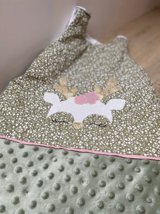 Gigoteuse 0-6M Hiver - fait main – motif cerf - vert sauge et rose | Fabrication française