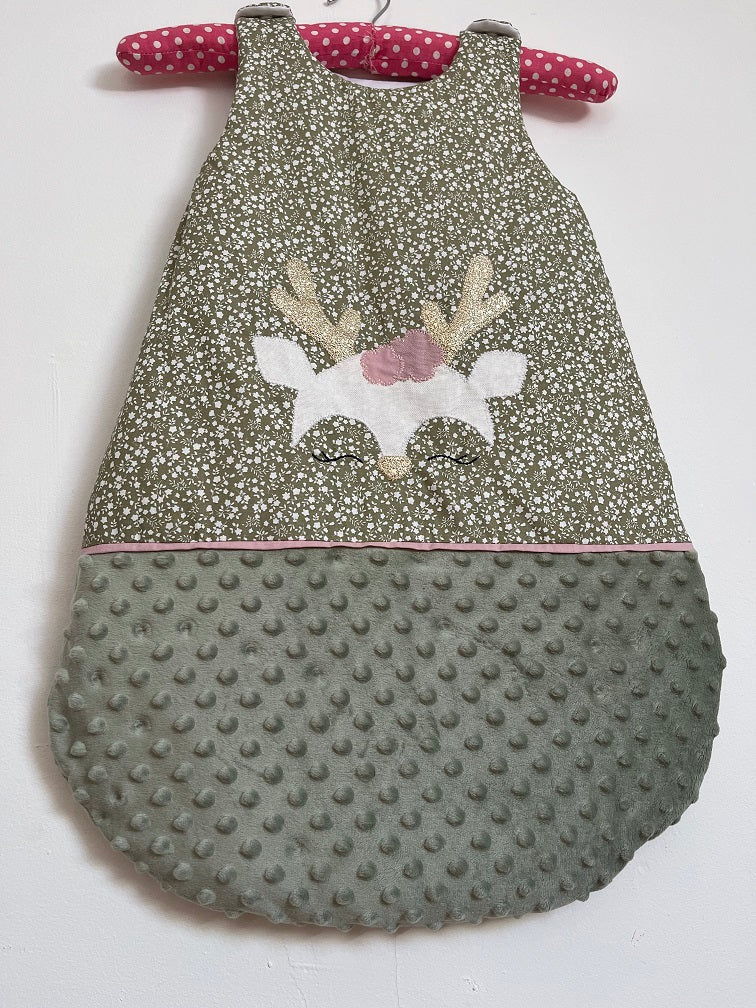 Gigoteuse 0-6M Mi saison - fait main – motif cerf - vert sauge et rose | Fabrication française vue dessous