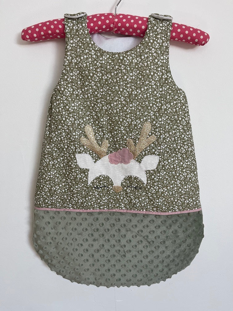Gigoteuse 0-6M Mi saison- fait main – motif cerf - vert sauge et rose | Fabrication française