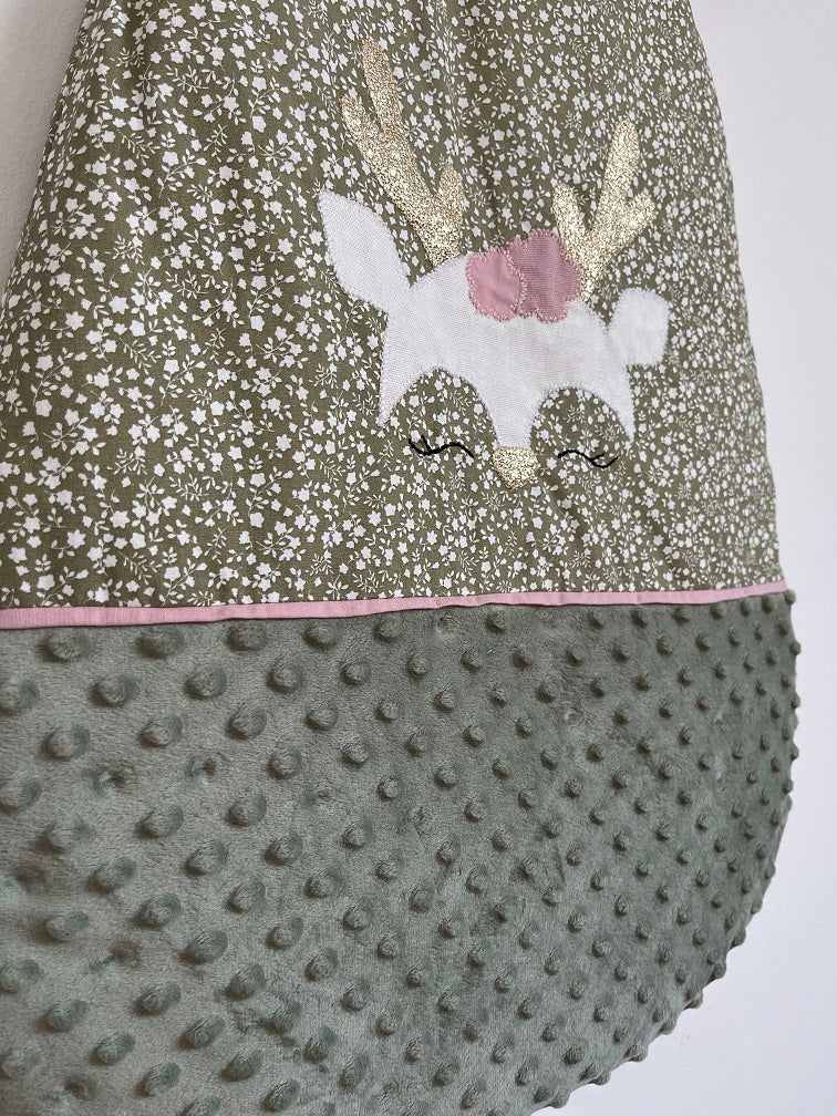 Gigoteuse 0-6M Mi saison- fait main – motif cerf - vert sauge et rose | Fabrication française vue profil