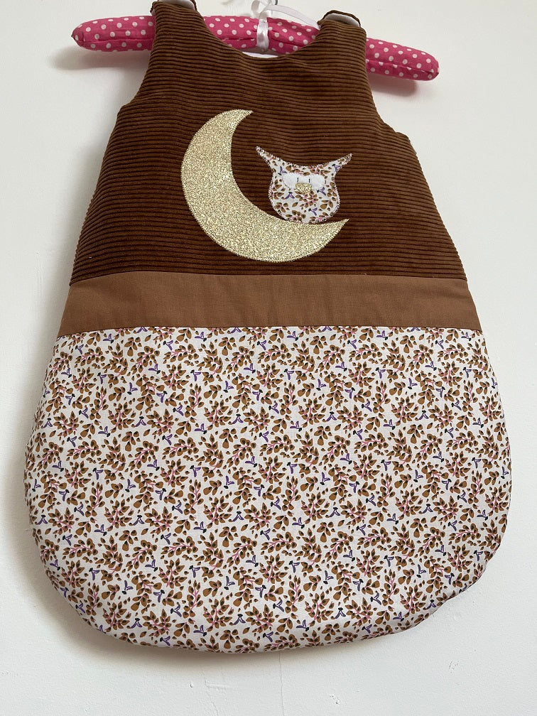 Gigoteuse 0-6M hiver bébé fait main thème hiboux tons marron et liberty parme vue dessous