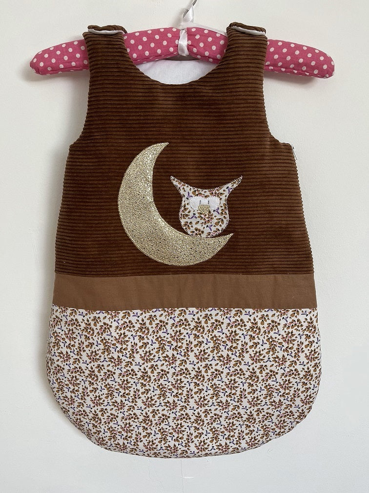 Gigoteuse 0-6M hiver bébé fait main thème hiboux tons marron et liberty parme vue face