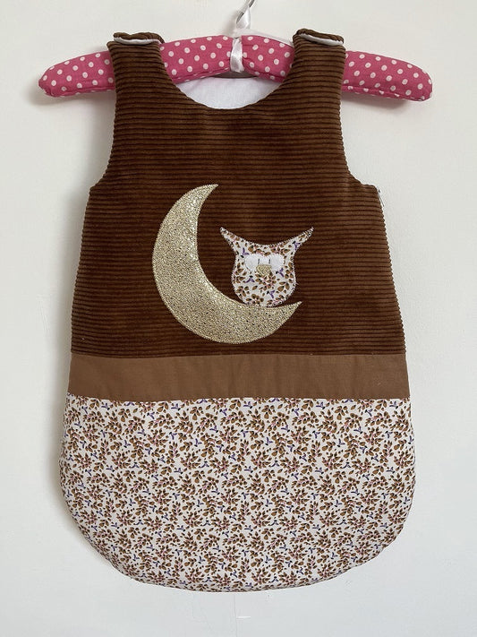 Gigoteuse 0-6M hiver bébé fait main thème hiboux tons marron et liberty parme vue face