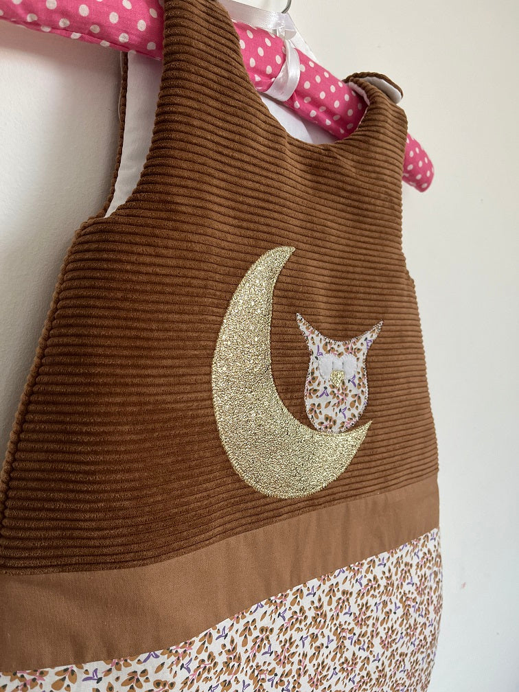 Gigoteuse 0-6M hiver bébé fait main thème hiboux tons marron et liberty parme vue profil