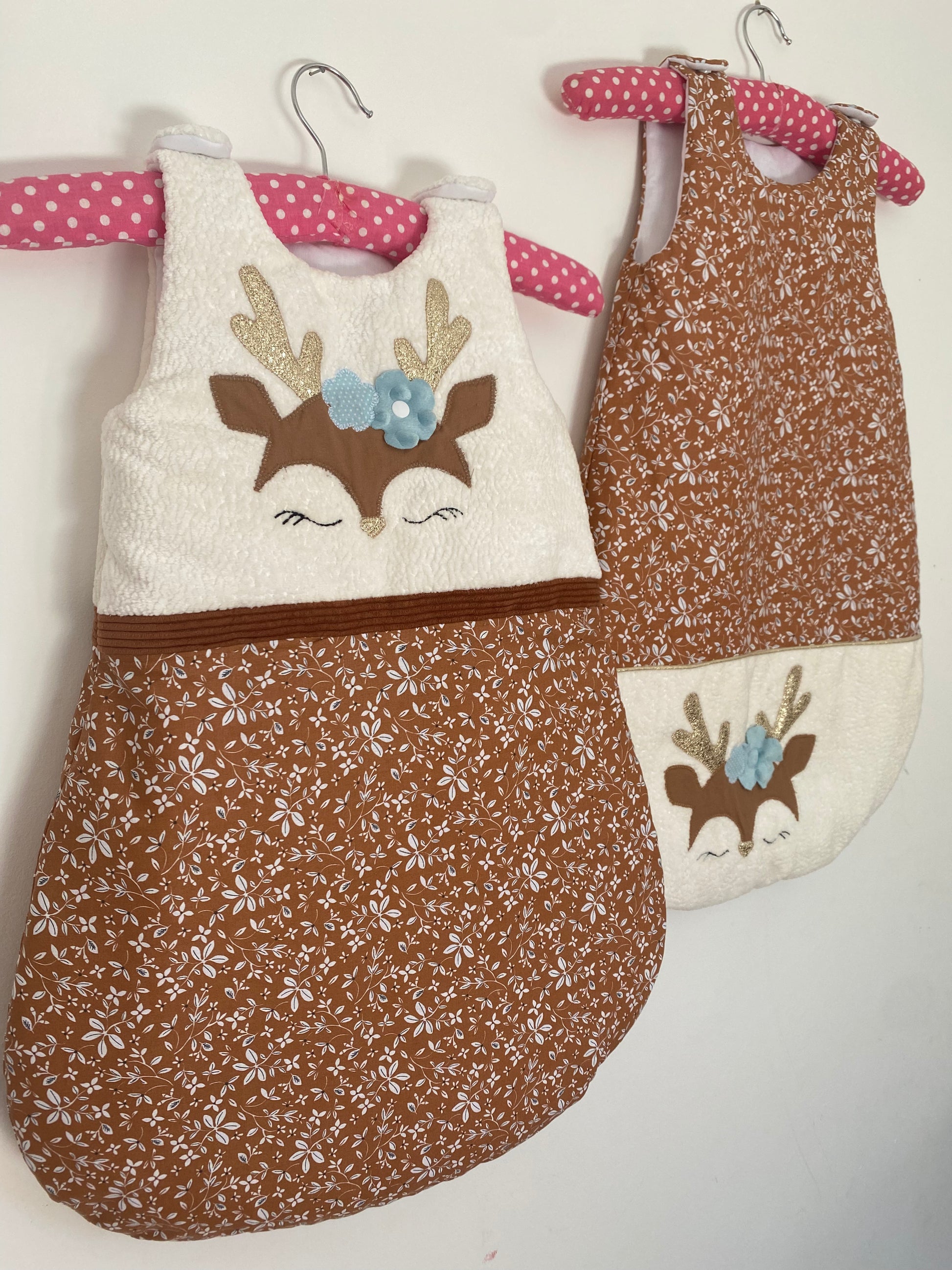 Gigoteuse Hiver 0-6M fait main – thème petit cerf | Ton noisette/liberty – fabrication française vue collection