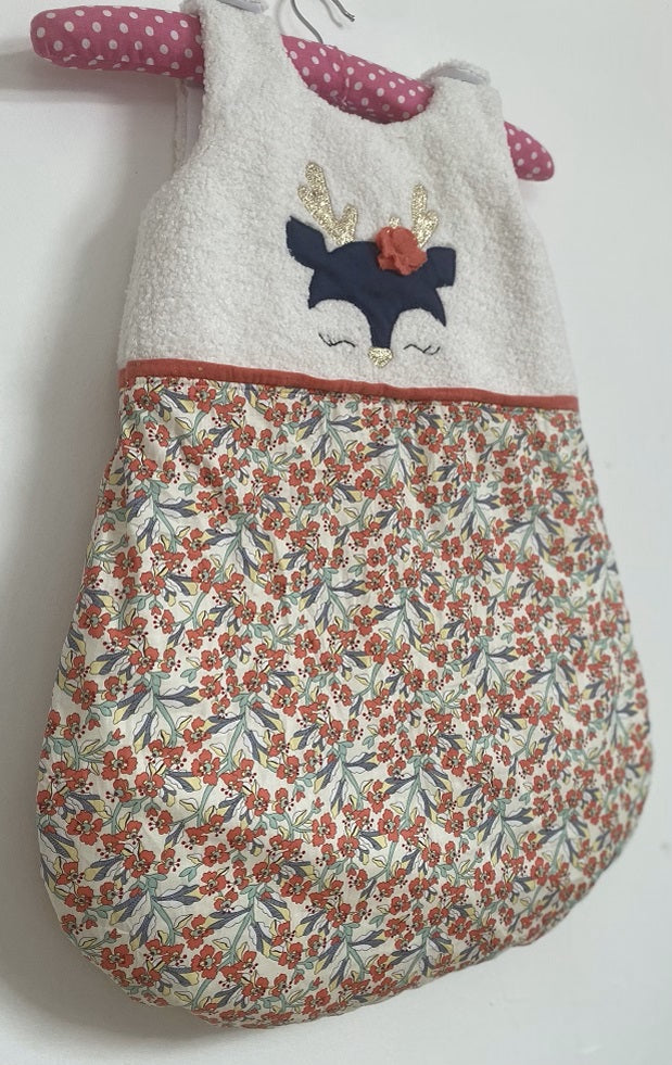 Gigoteuse Mi saison 0-6M fait main – thème petit cerf | Ton crème/orangé  – fabrication française 
