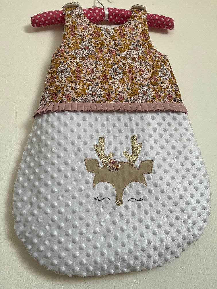 Gigoteuse Mi saison 0-6M fait main – thème petit cerf | Ton blanc/liberty Ocre/Rose – fabrication française vue dessous