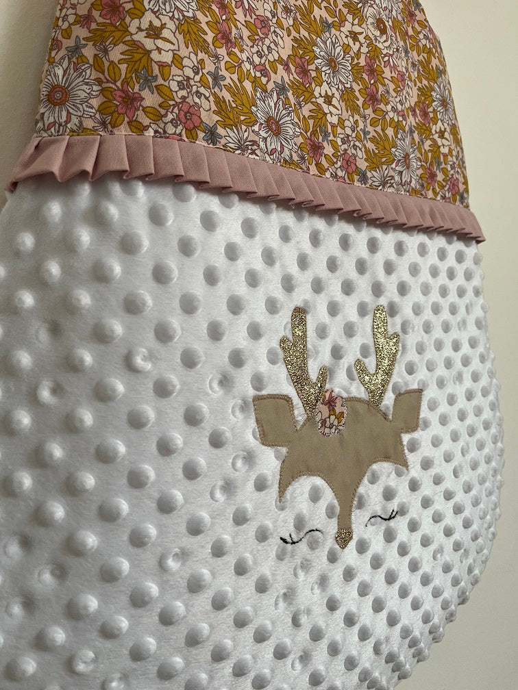 Gigoteuse Mi saison 0-6M fait main – thème petit cerf | Ton blanc/liberty Ocre/Rose – fabrication française vue profl