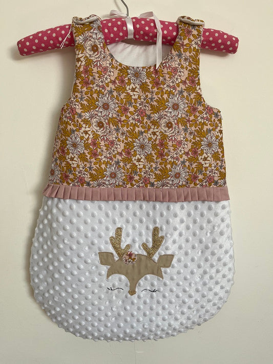 Gigoteuse Mi saison 0-6M fait main – thème petit cerf | Ton blanc/liberty Ocre/Rose – fabrication française vue face