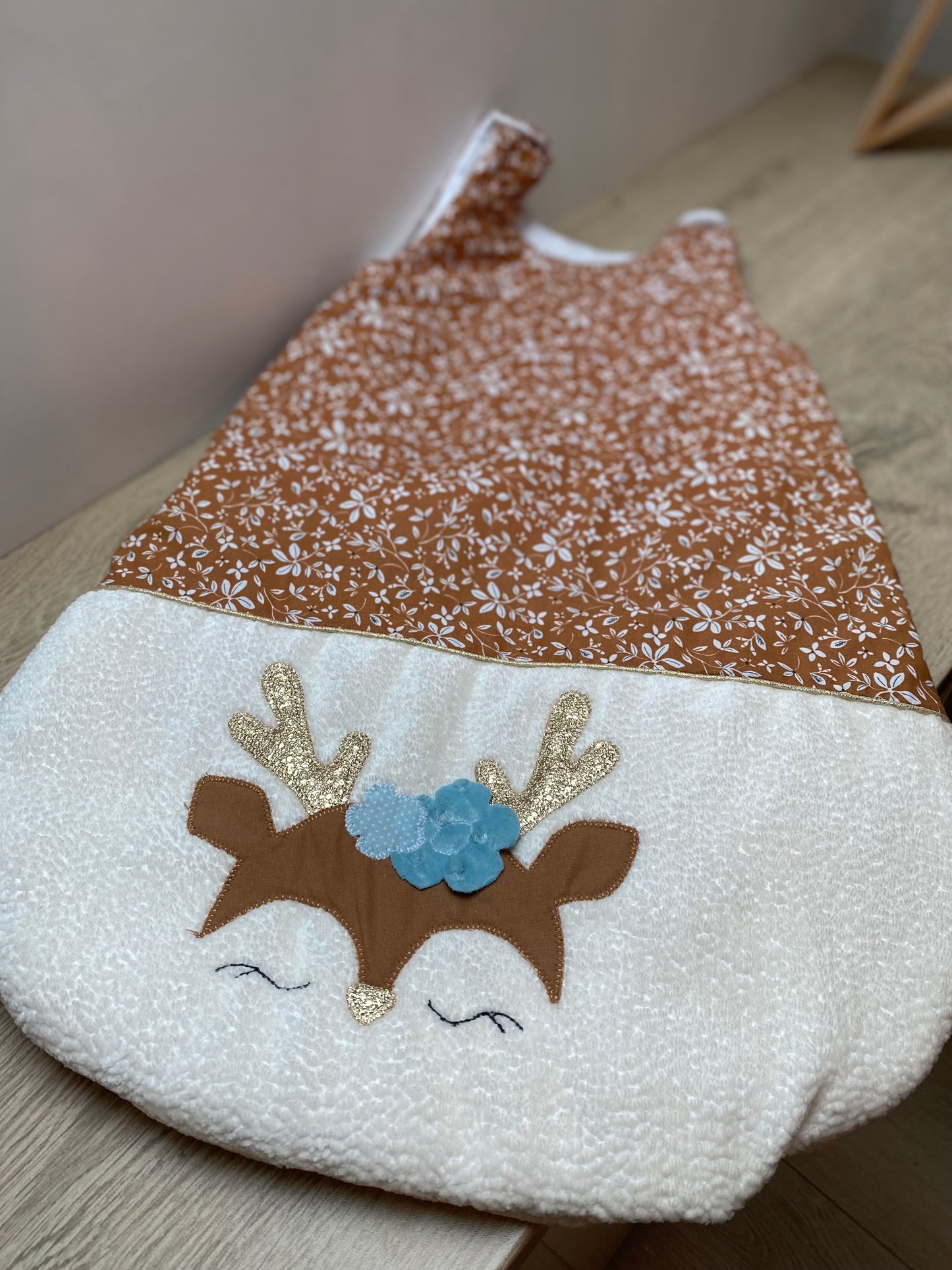 Gigoteuse Mi saison 0-6M fait main – thème petit cerf | Ton noisette/liberty – fabrication française vue complète