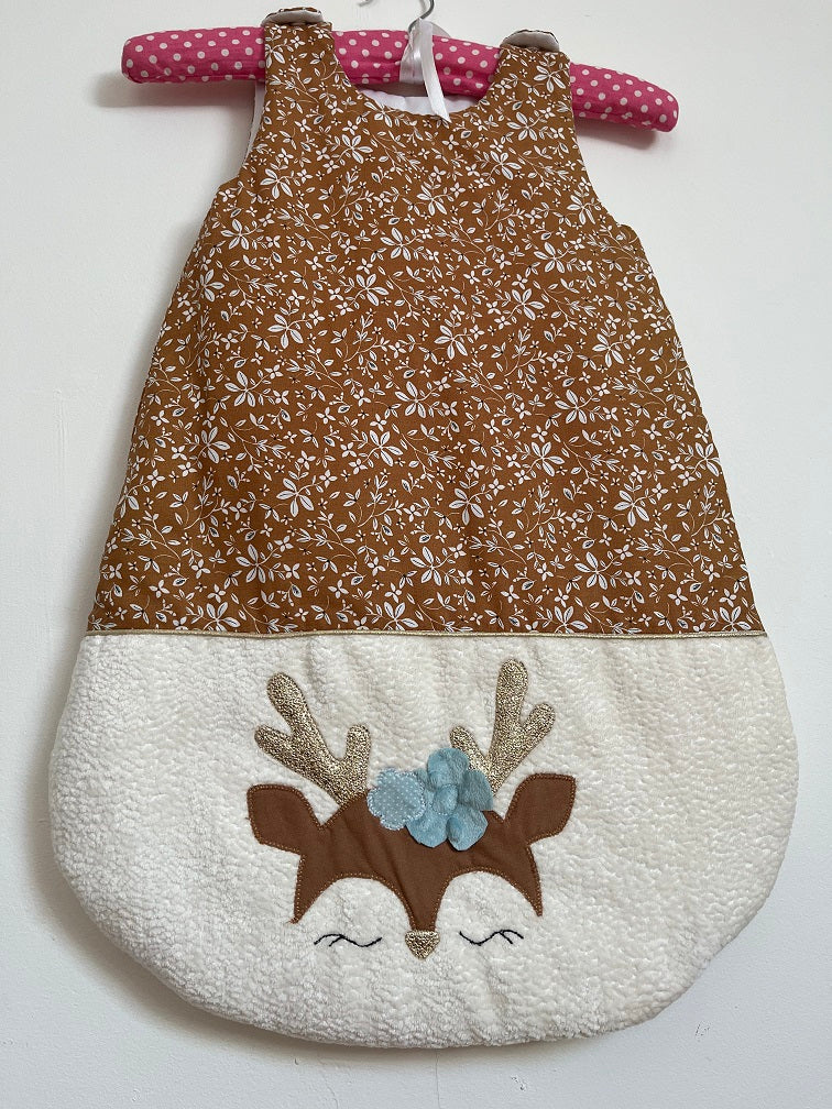 Gigoteuse Mi saison 0-6M fait main – thème petit cerf | Ton noisette/liberty – fabrication française vue dessous