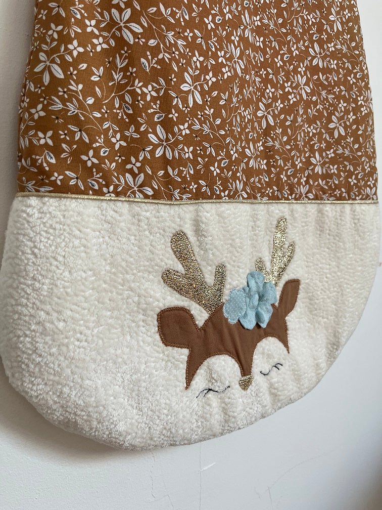 Gigoteuse Mi saison 0-6M fait main – thème petit cerf | Ton noisette/liberty – fabrication française vue profil