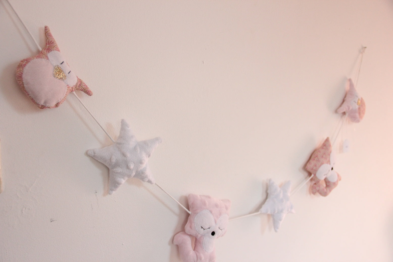 Guirlandes Hiboux/Renards - rose/blanc –  fabrication française vue accrochée