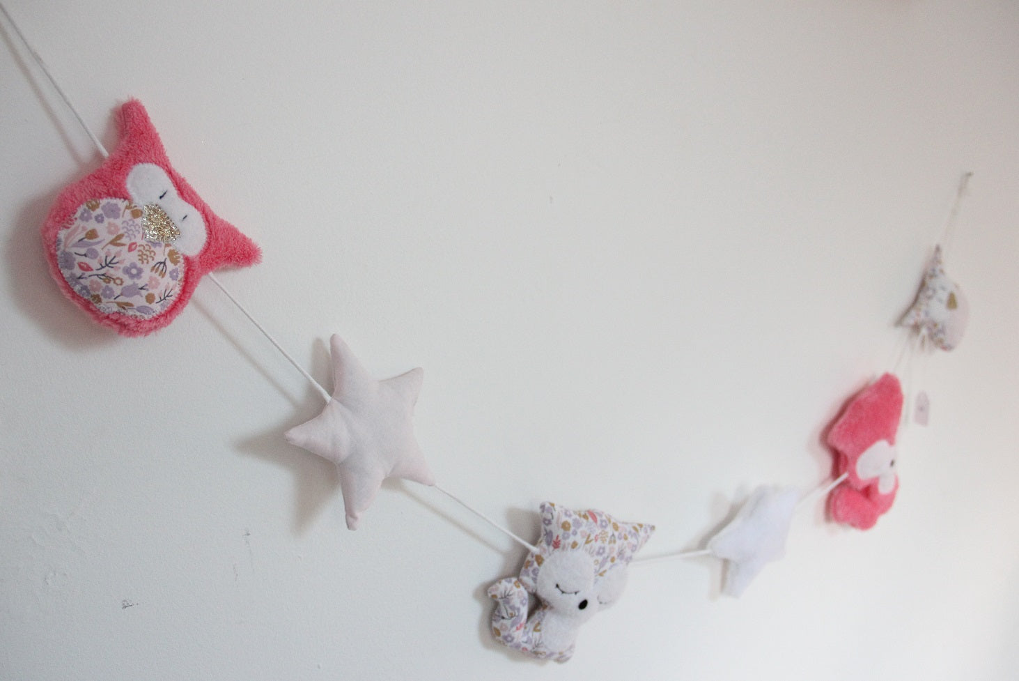 Guirlandes Hiboux/Renards - rose/rose bonbon –  fabrication française vue accrochée