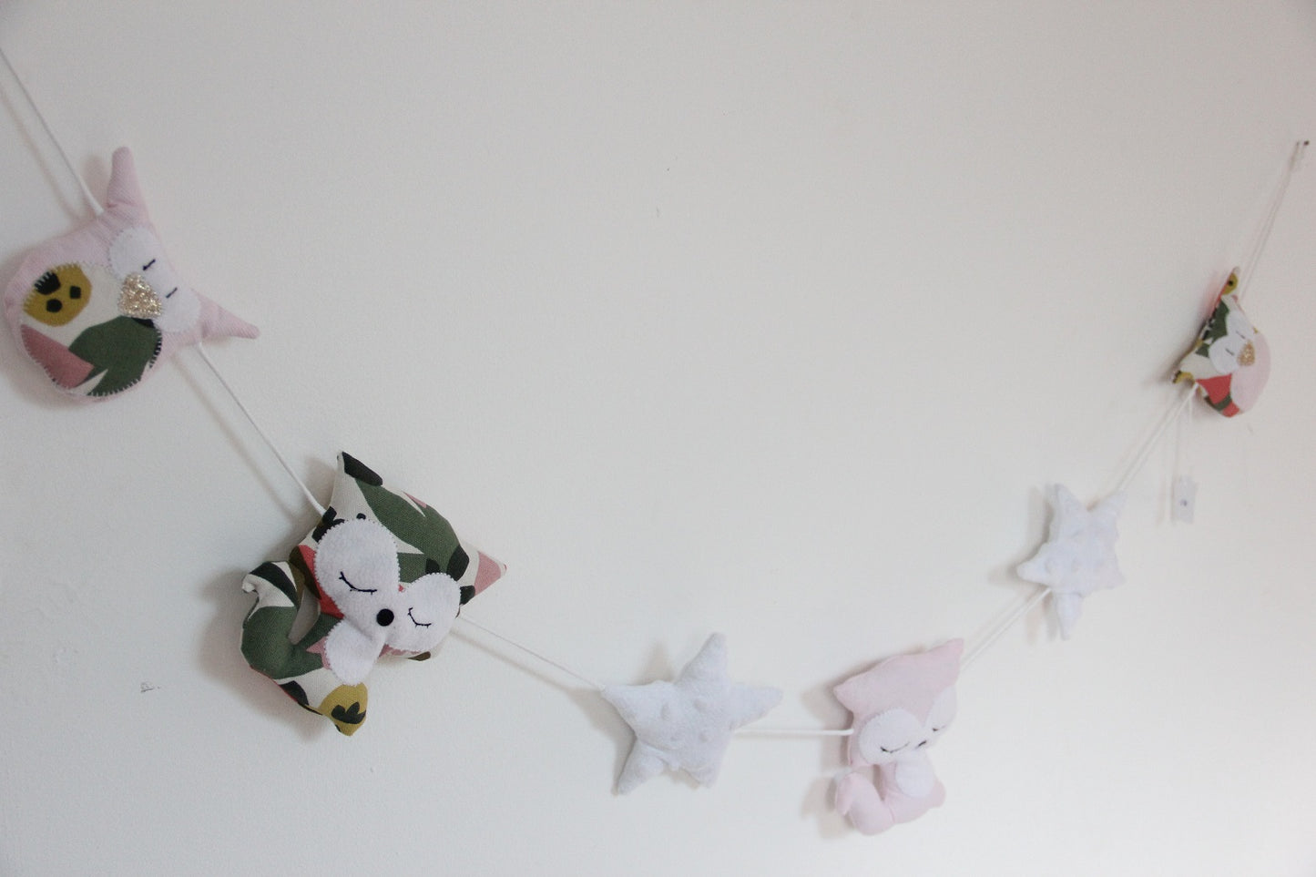 Guirlandes Hiboux/Renards - rose/vert jungle –  fabrication française vue accrochée