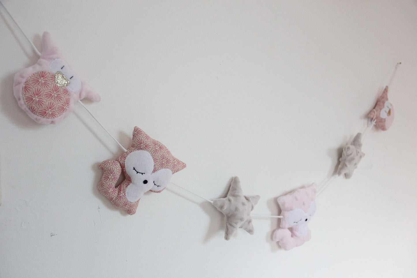 Guirlandes Hiboux/Renards - rose/gris –  fabrication française vue accrochée