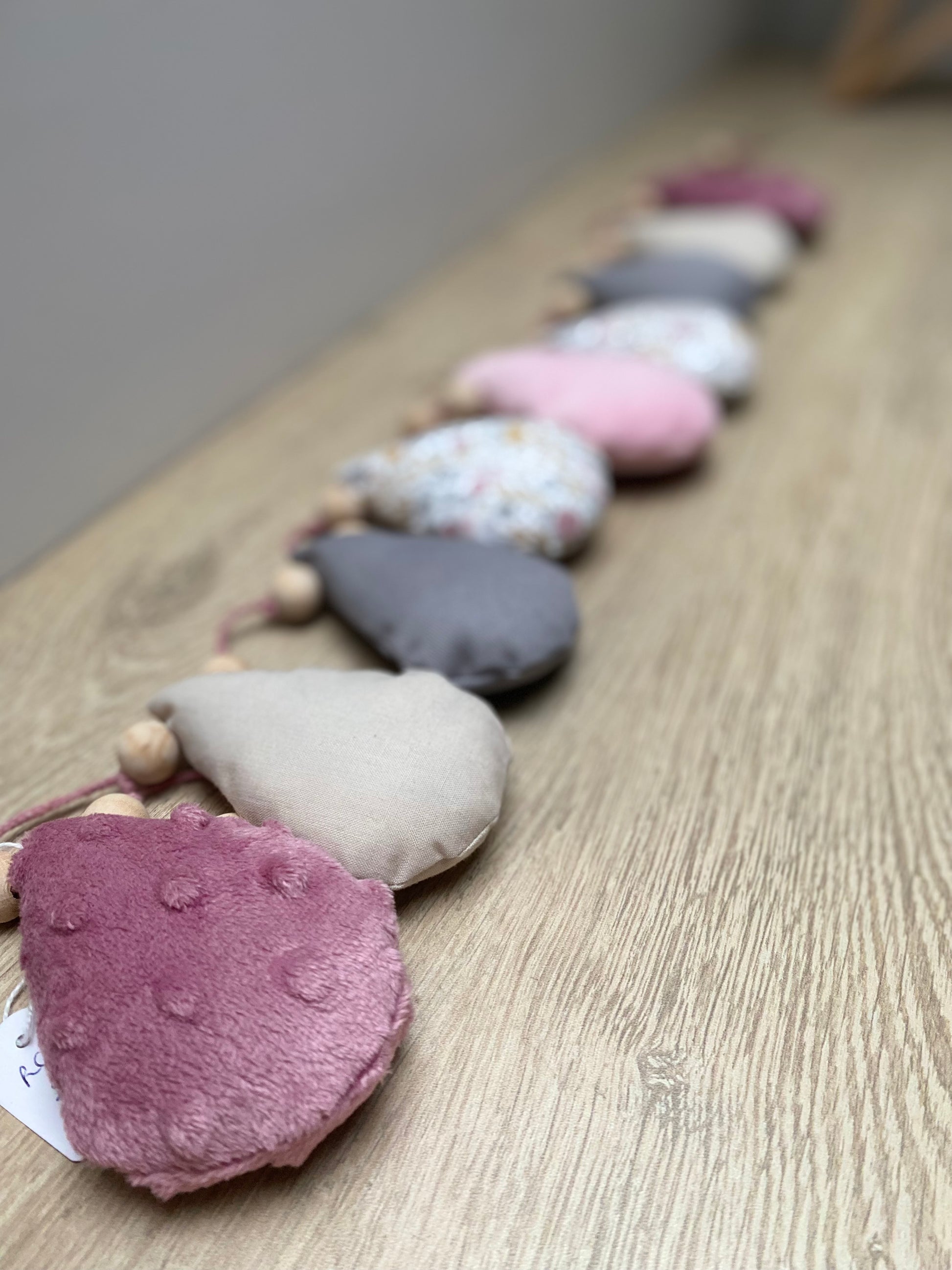 Guirlandes gouttes - Rose/Vieux rose/Gris - fabrication française vue allongée