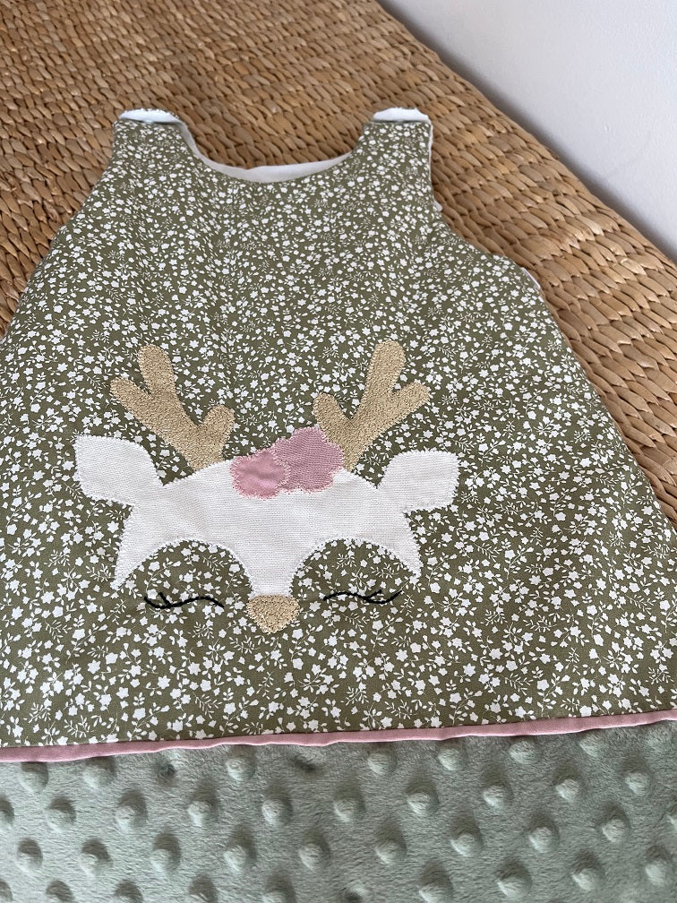 Gigoteuse 0-6M Mi saison - fait main – motif cerf - vert sauge et rose | Fabrication française vue détails