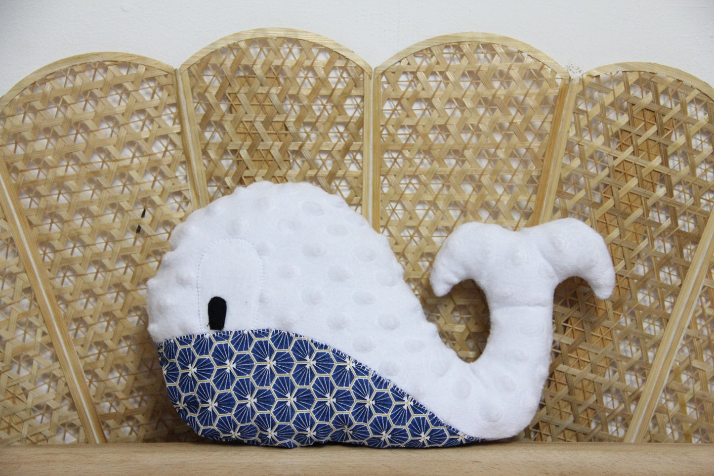 Doudou Baleine - Blanc/Bleu hexagonal