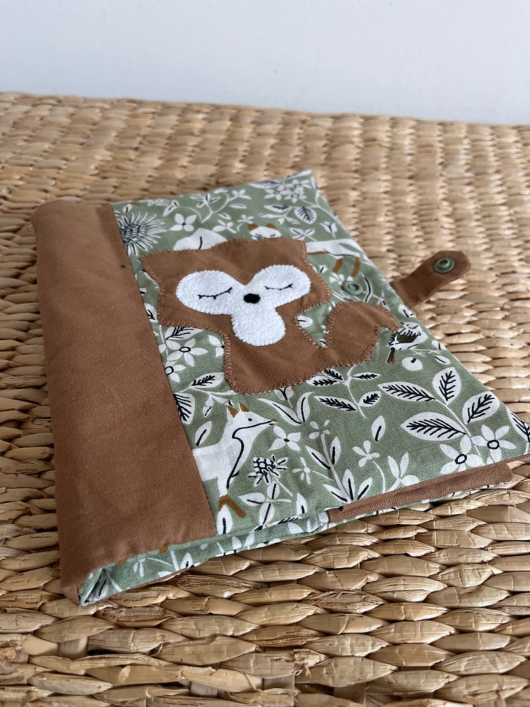 Protège carnet de santé bébé fait main – thème renard | Ton noisette/vert sauge – fabrication française vue face