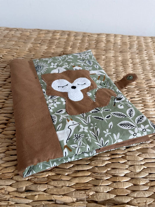 Protège carnet de santé bébé fait main – thème renard | Ton noisette/vert sauge – fabrication française vue face