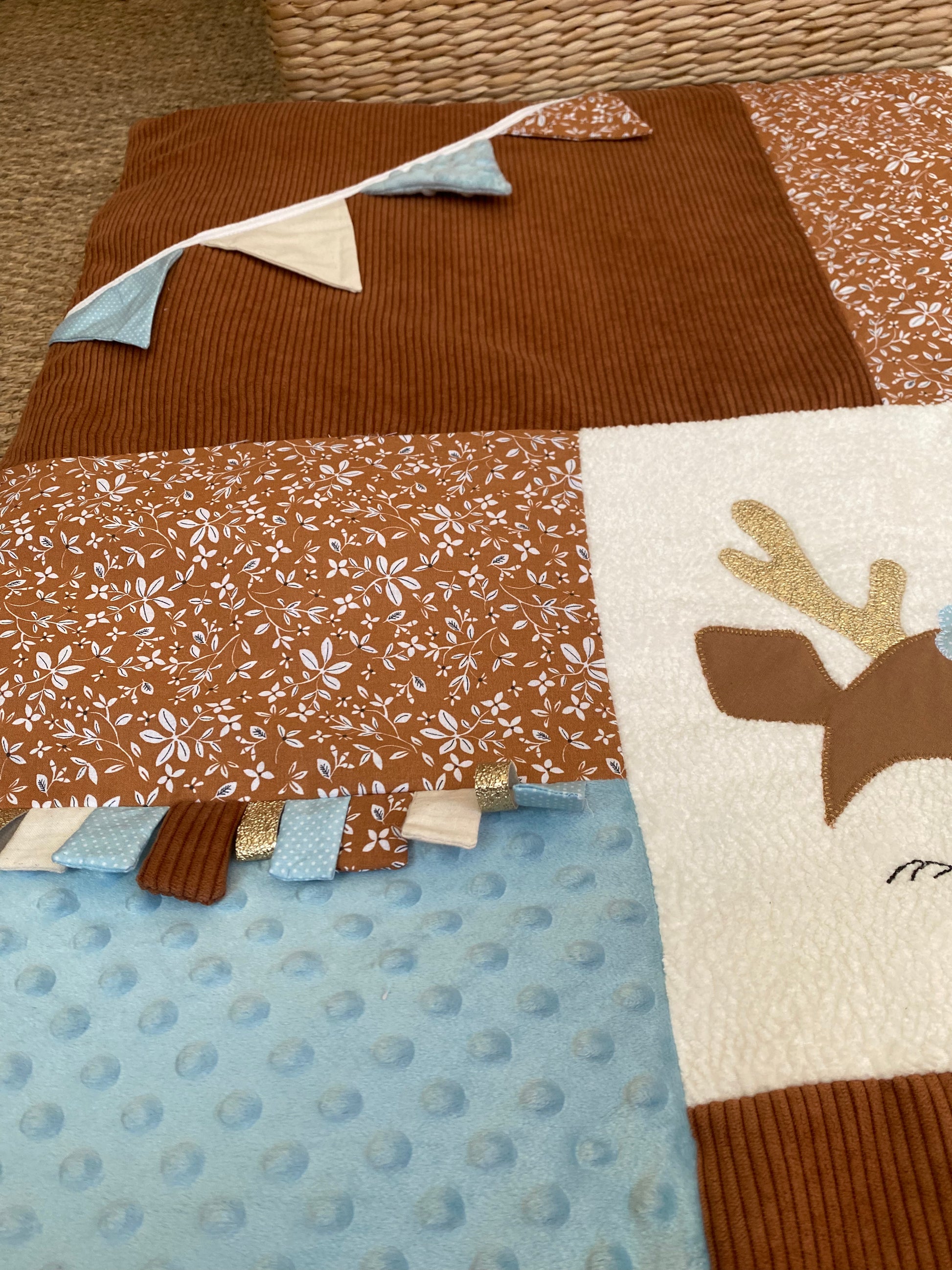 Tapis d'éveil 1 - Collection Fleurs d'Automnes - Fabrication artisanale vue détails gauche