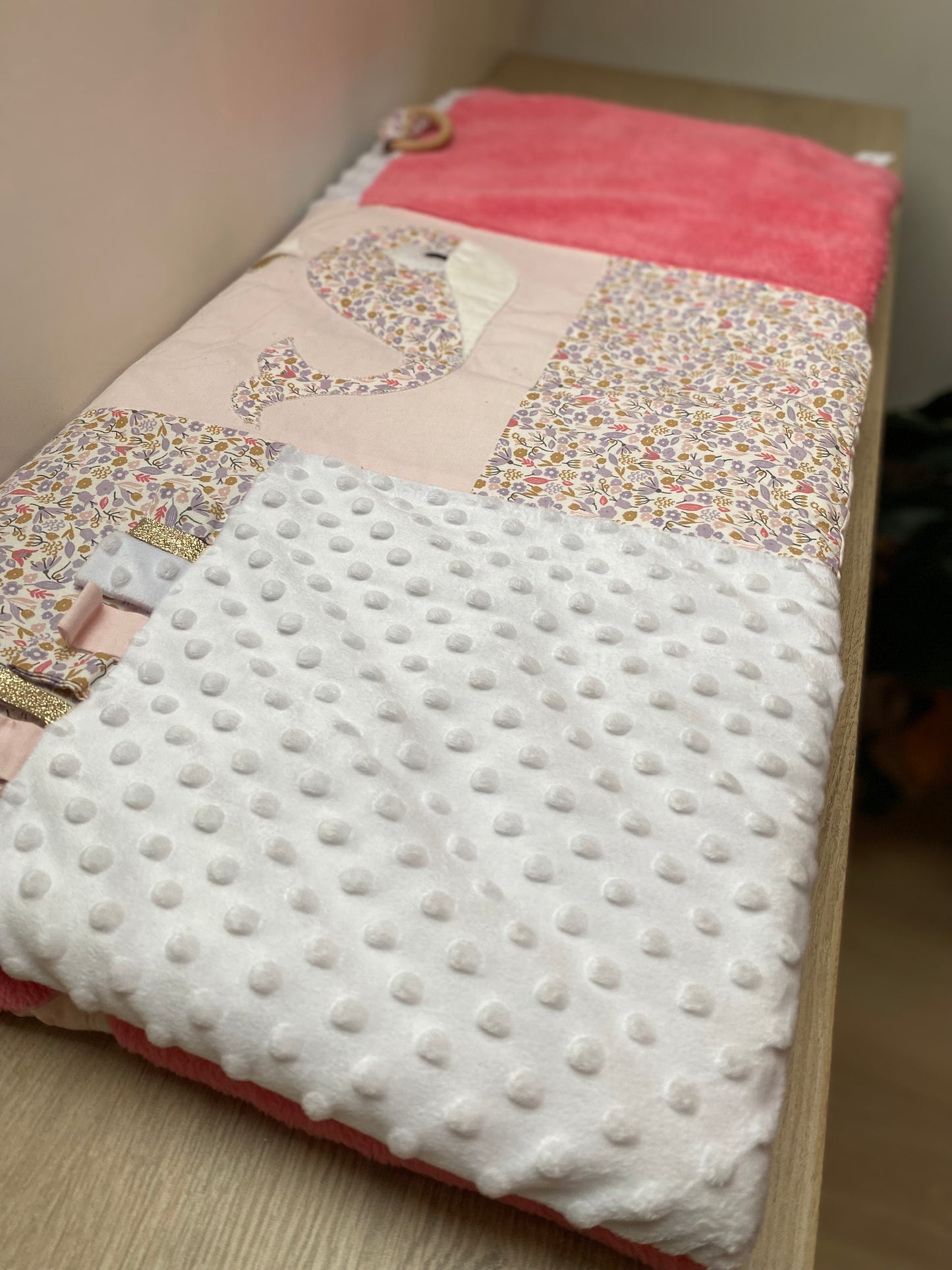 Tapis d'éveil - Collection Baleine - Rose bonbon/Parme/Blanc - Fabrication artisanale vue bas