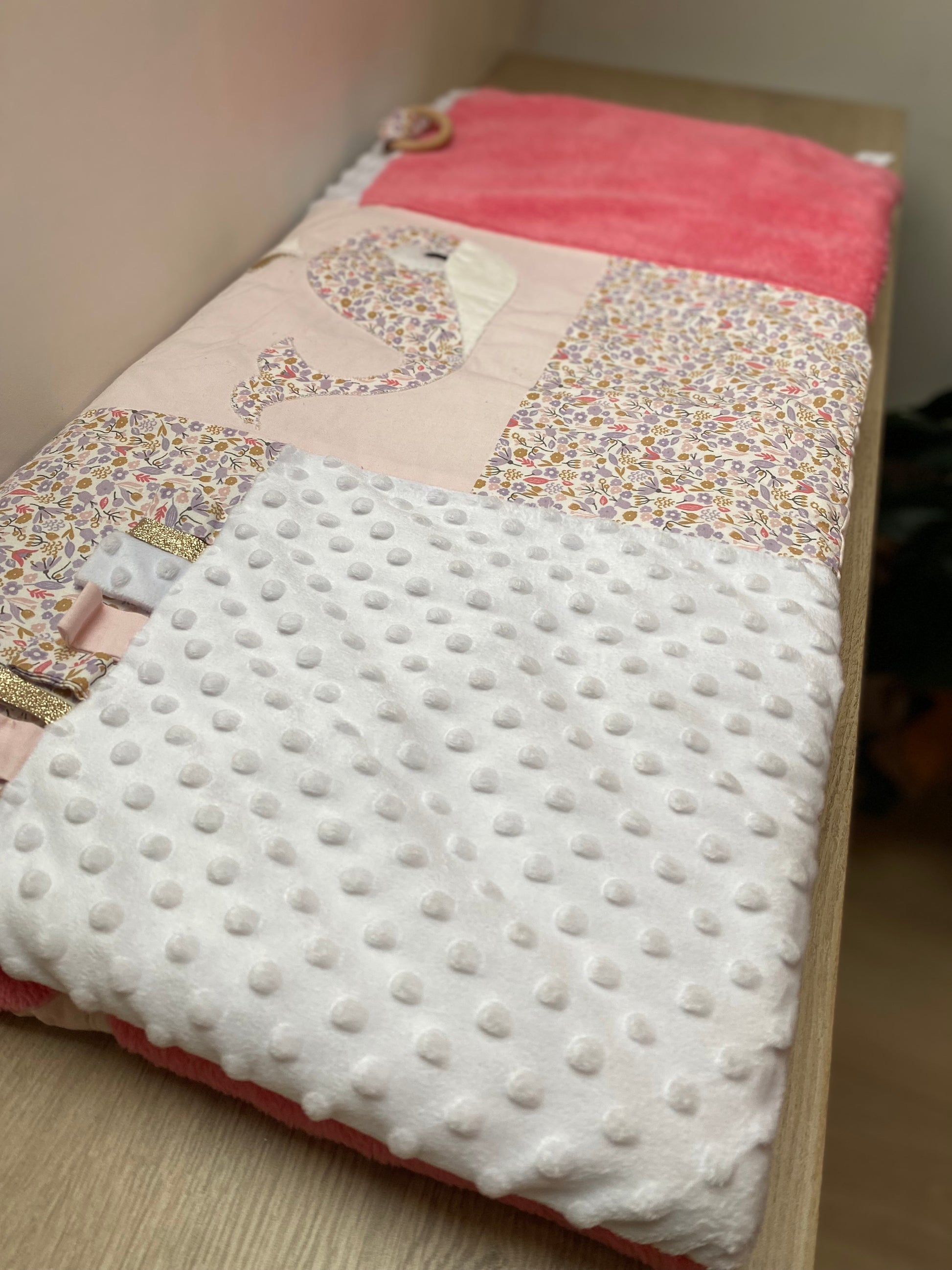 Tapis d'éveil - Collection Baleine - Rose bonbon/Parme/Blanc - Fabrication artisanale vue bas