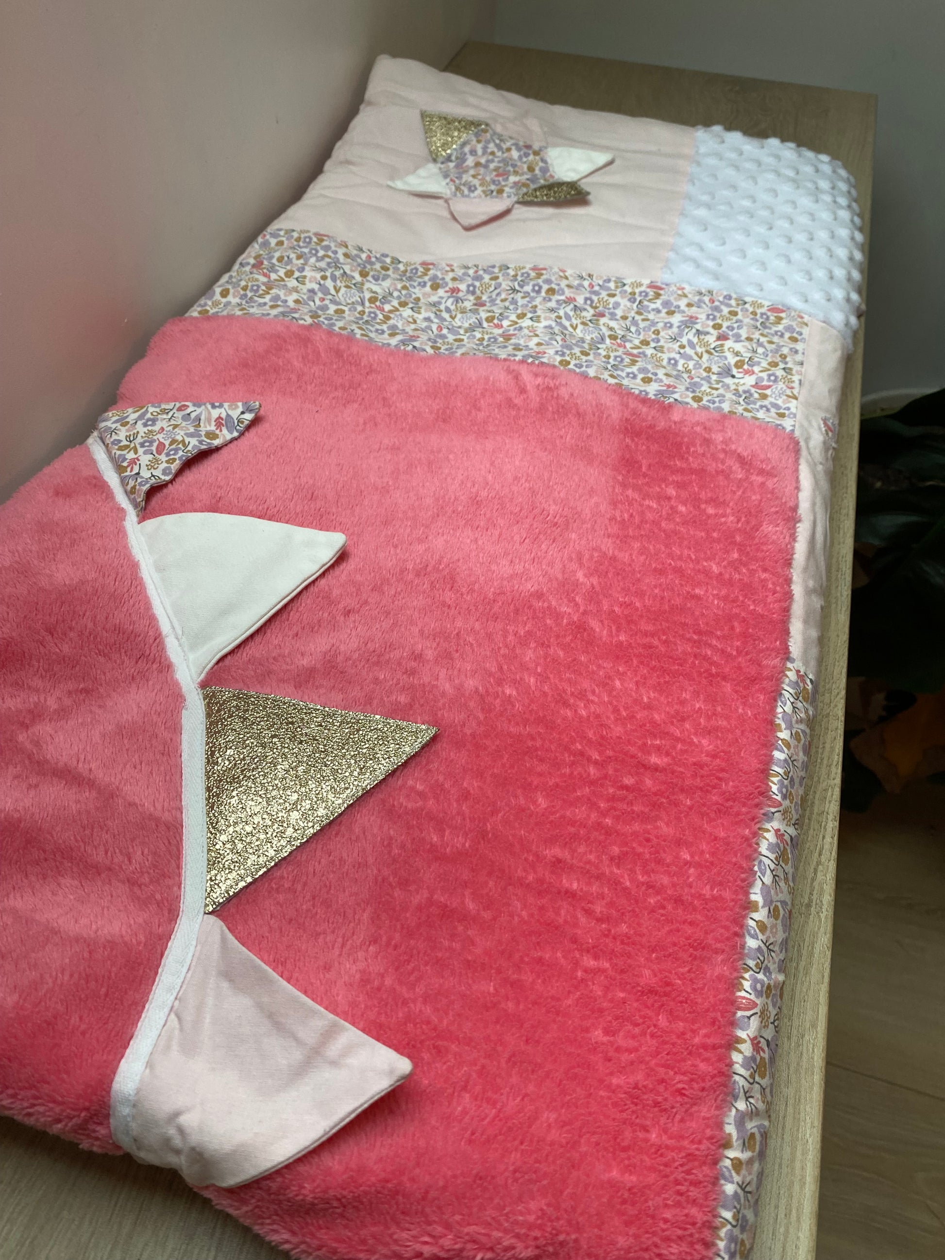Tapis d'éveil - Collection Baleine - Rose bonbon/Parme/Blanc - Fabrication artisanale vue haut