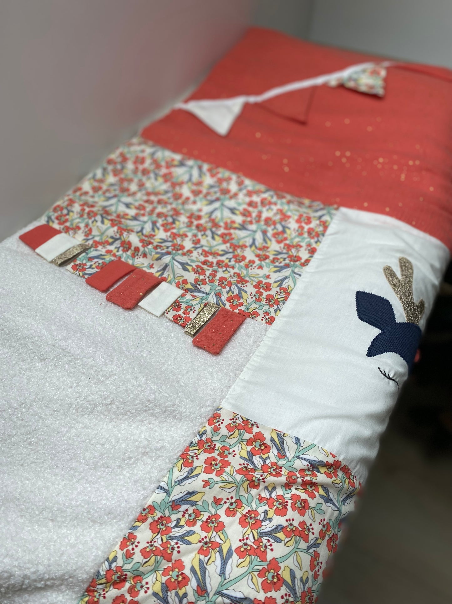 Tapis d'éveil - Collection Cerisier - Corail/Crème - Fabrication artisanale vue côté