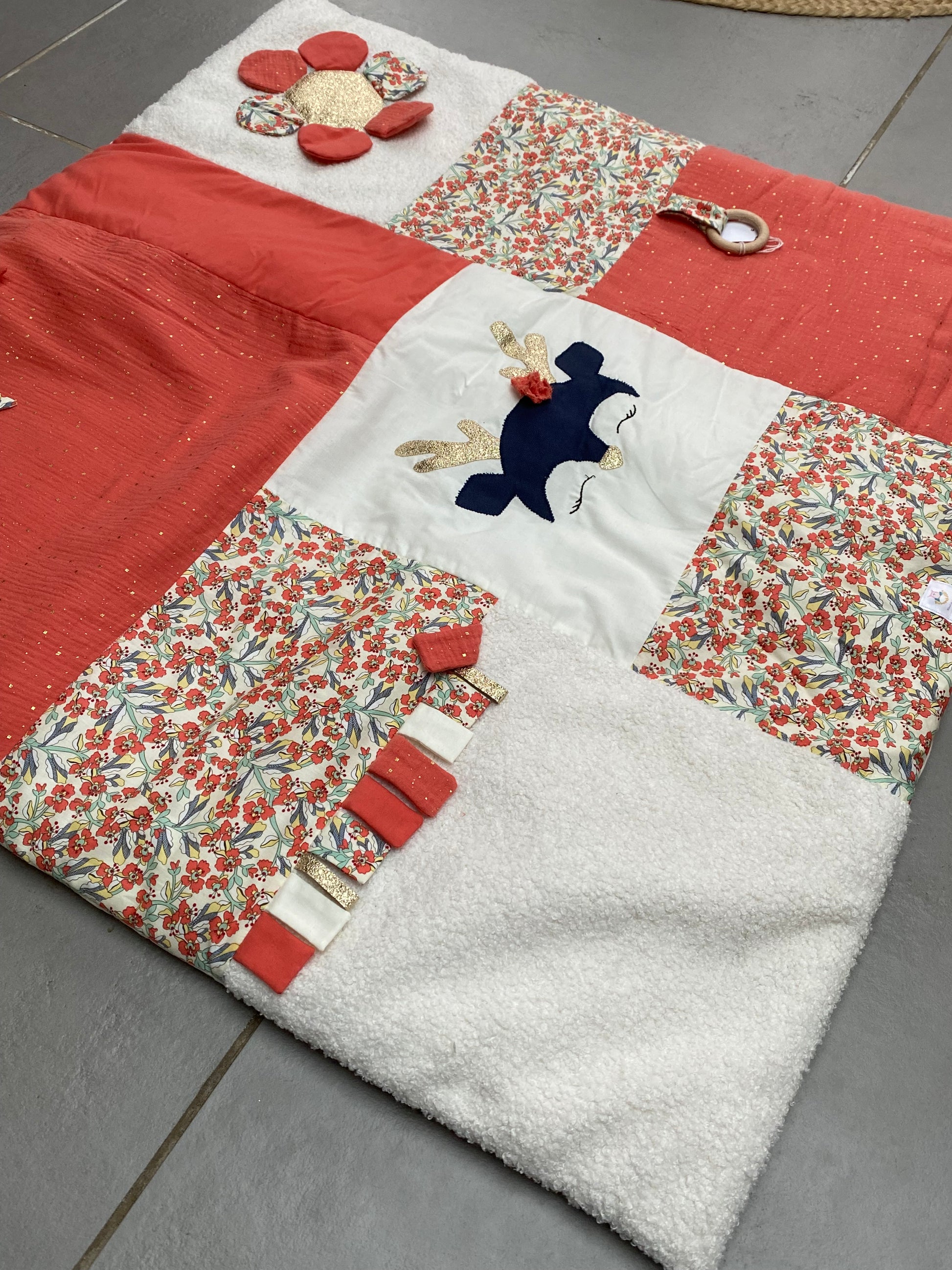 Tapis d'éveil - Collection Cerisier - Corail/Crème - Fabrication artisanale vue dépliée