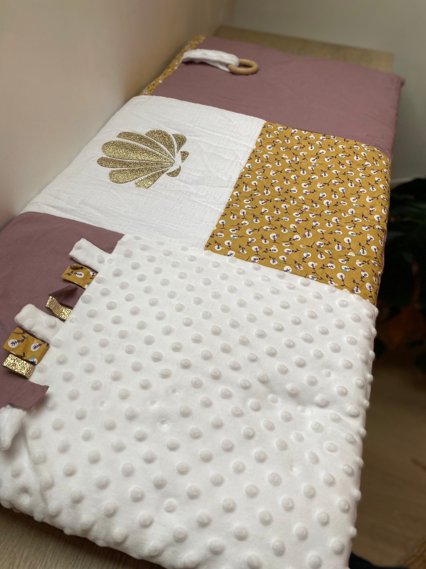 Tapis d'éveil - Collection Coquillage - Moutarde/Parme - Fabrication artisanale vue bas
