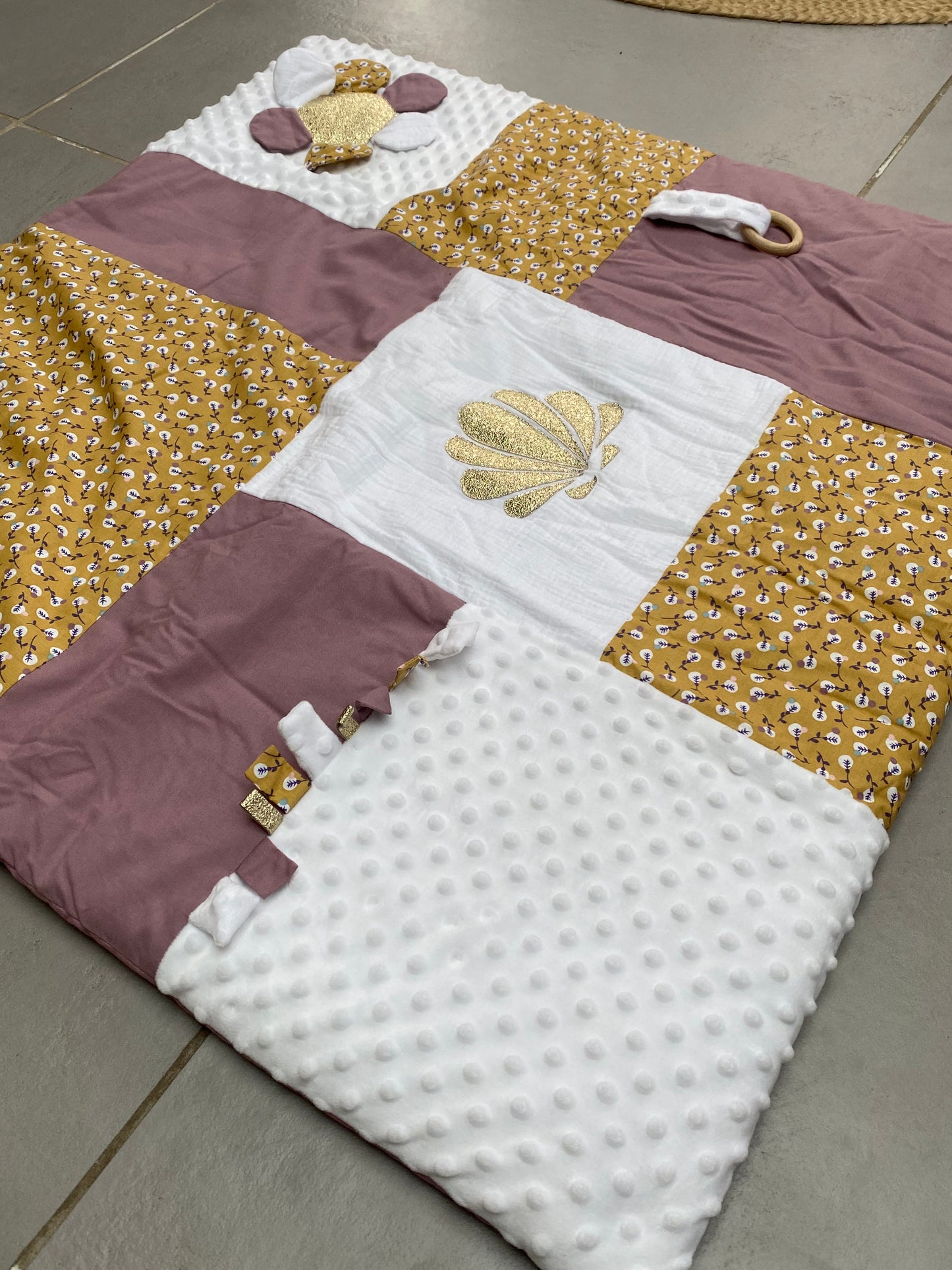 Tapis d'éveil - Collection Coquillage - Moutarde/Parme - Fabrication artisanale vue dépliée