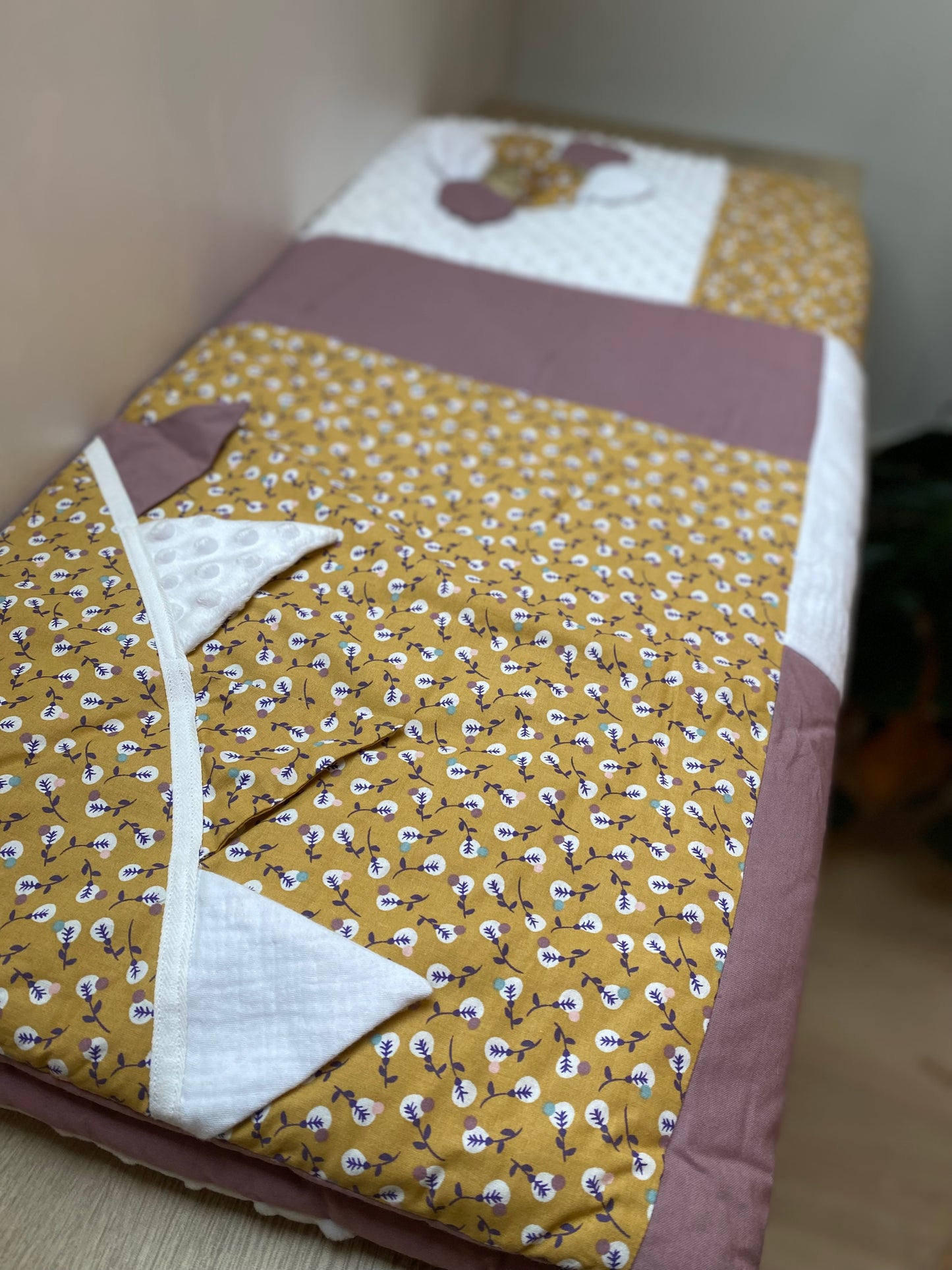 Tapis d'éveil - Collection Coquillage - Moutarde/Parme - Fabrication artisanale vue haut