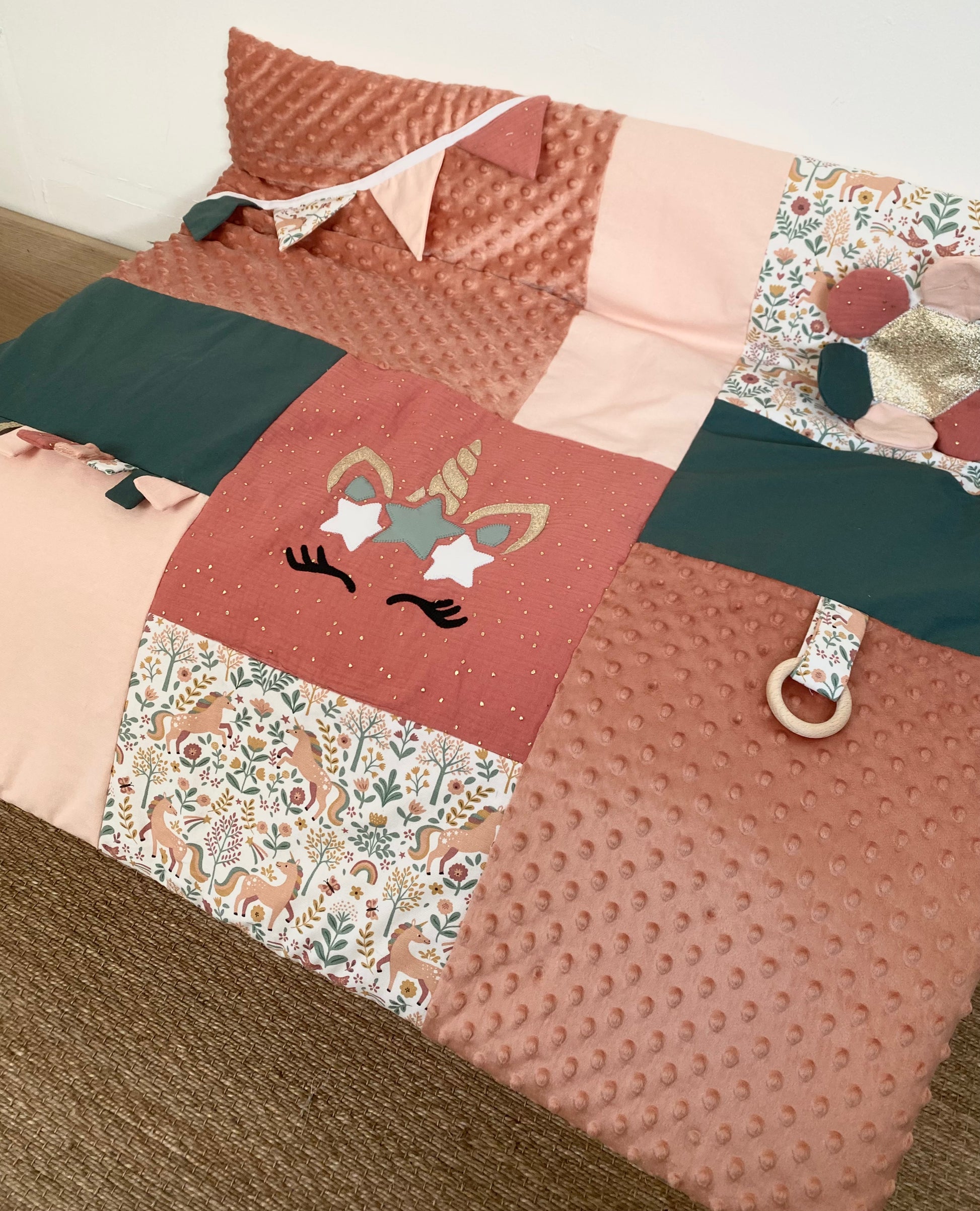 Tapis d'éveil et couverture - Collection Licorne - Saumon/Vert - Fabrication artisanale vue 2