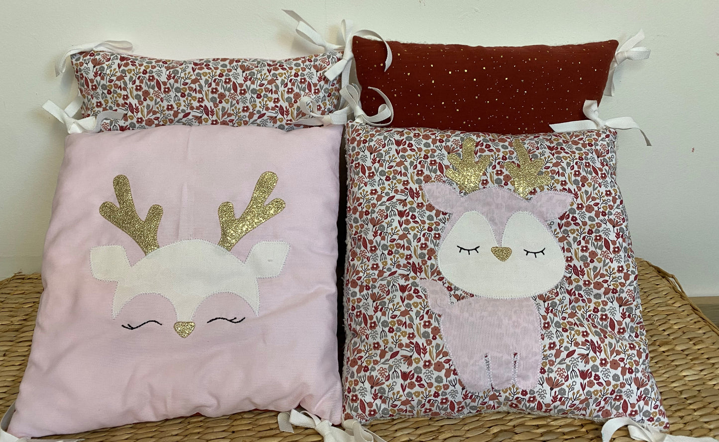 Tour de lit bébé modulable – 6 coussins - Motif cerf – crème/rose/bordeaux -  Fait main -vue coussins