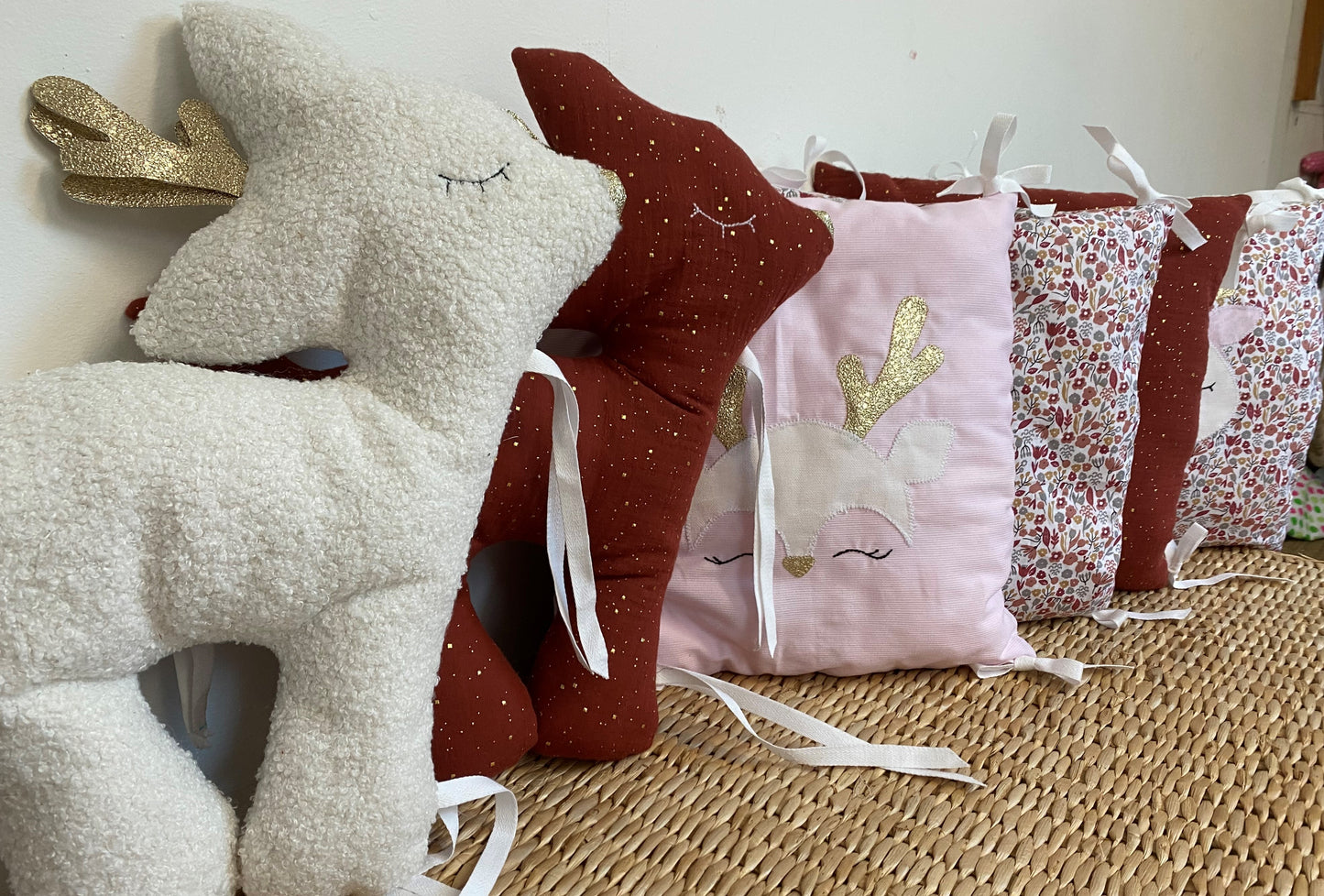 Tour de lit bébé modulable – 6 coussins - Motif cerf – crème/rose/bordeaux -  Fait main -vue1