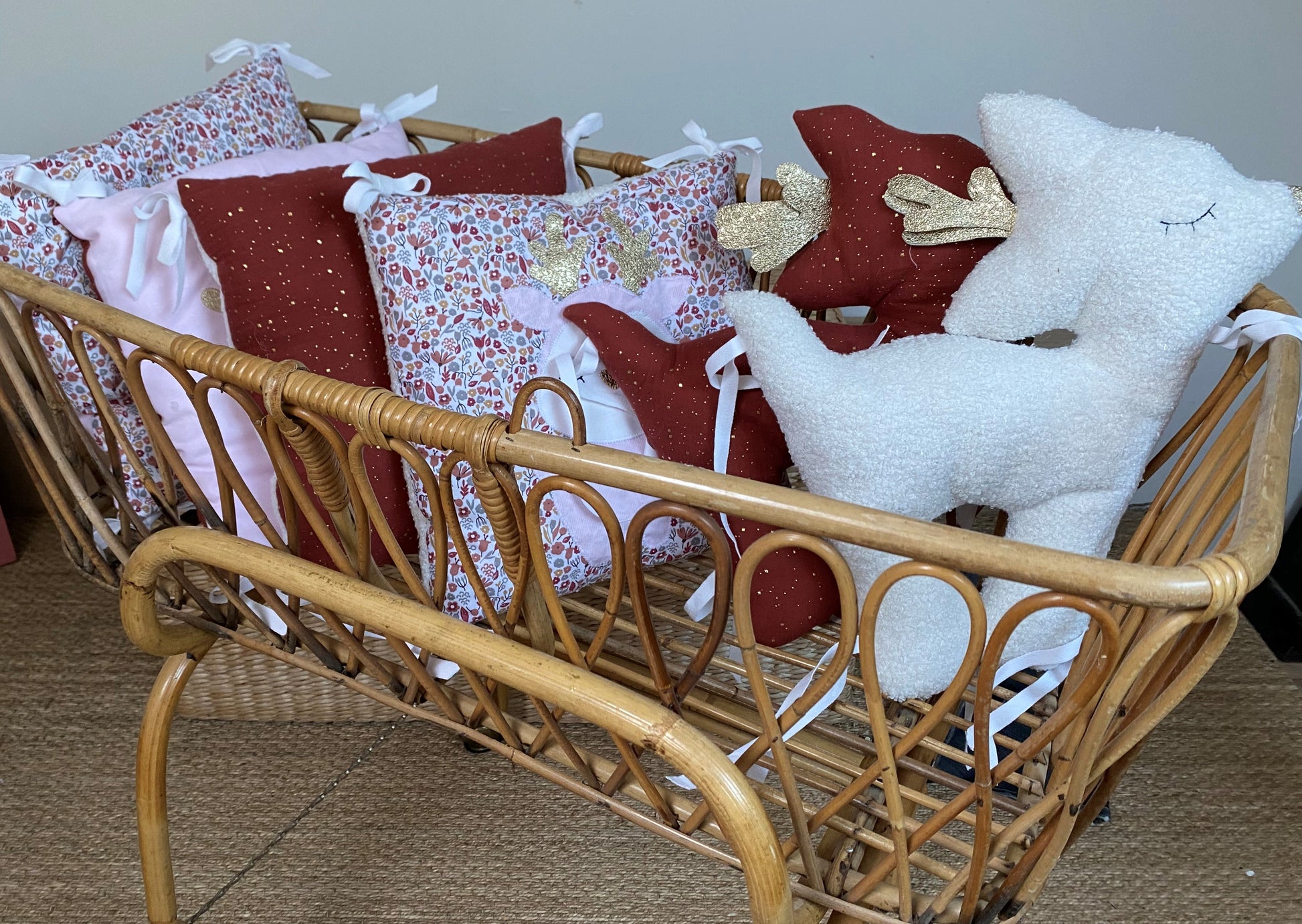 Tour de lit bébé modulable – 6 coussins - Motif cerf – crème/rose/bordeaux -  Fait main -vue berceau