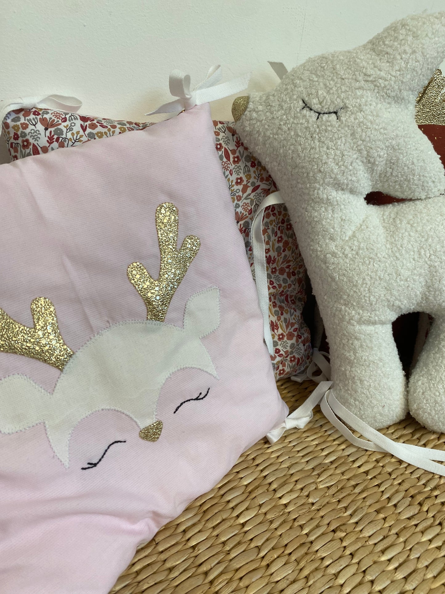 Tour de lit bébé modulable – 6 coussins - Motif cerf – crème/rose/bordeaux -  Fait main -vue détails