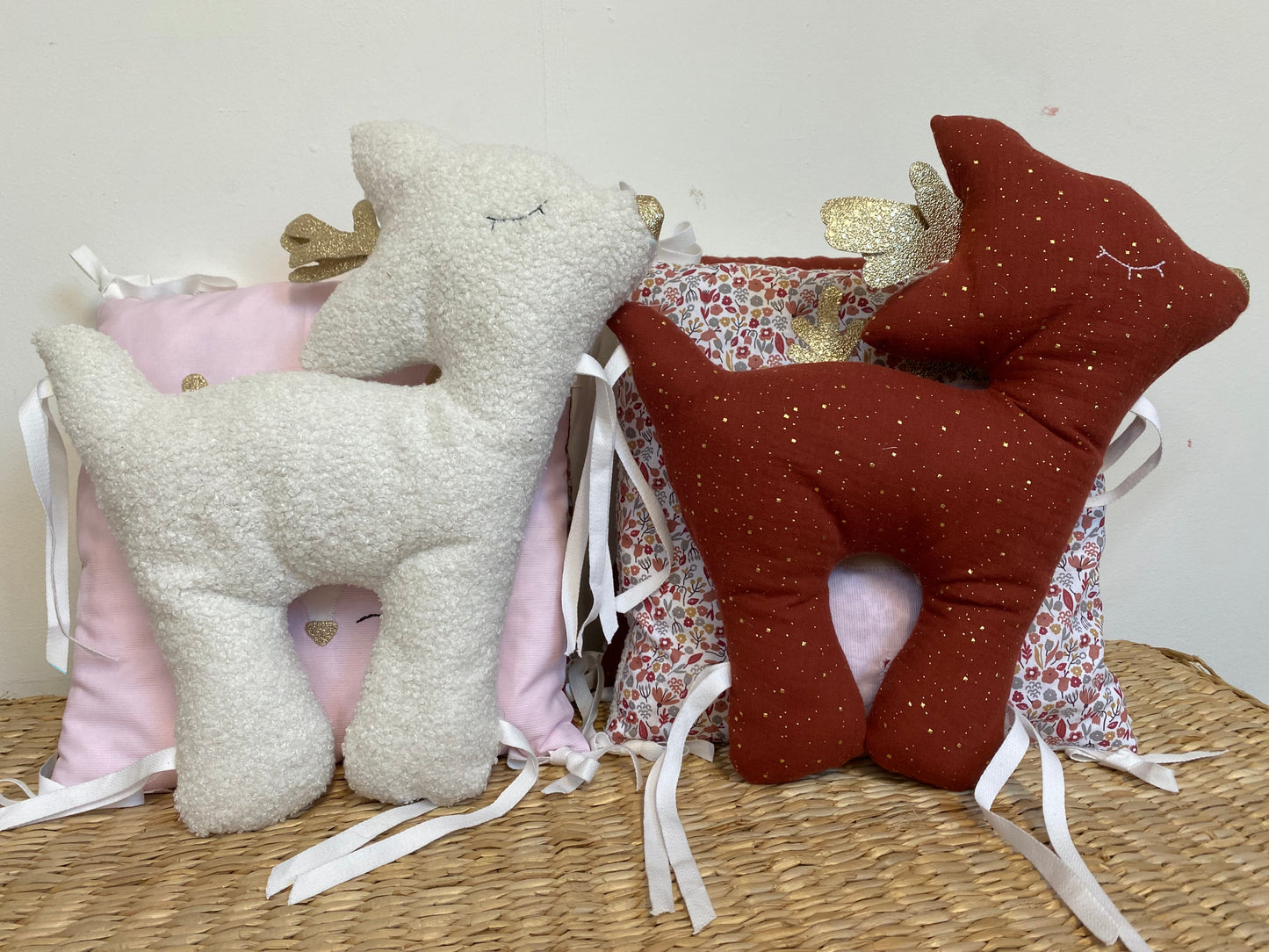 Tour de lit bébé modulable – 6 coussins - Motif cerf – crème/rose/bordeaux -  Fait main -vue ensemble