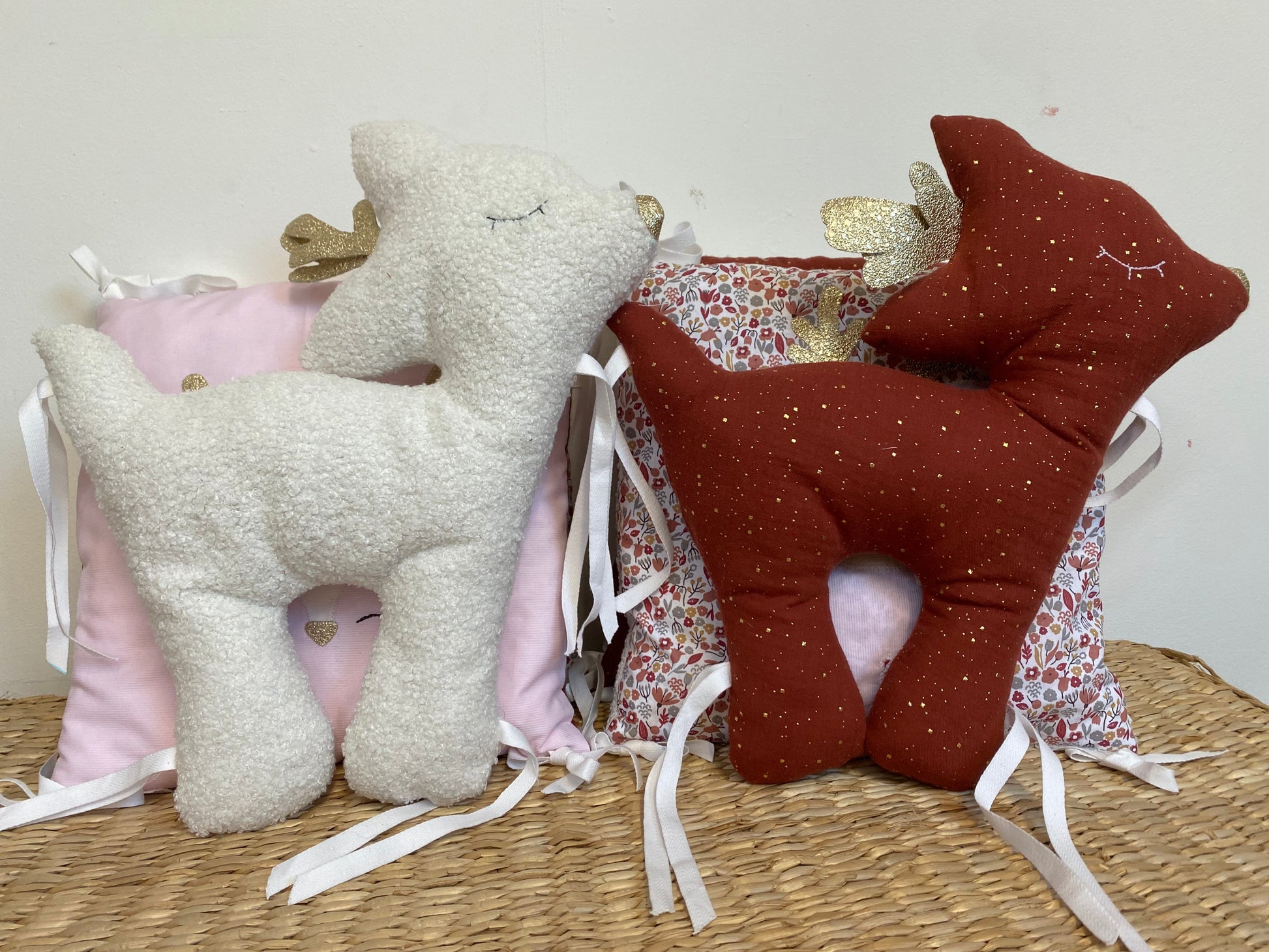 Tour de lit bébé modulable – 6 coussins - Motif cerf – crème/rose/bordeaux -  Fait main -vue ensemble