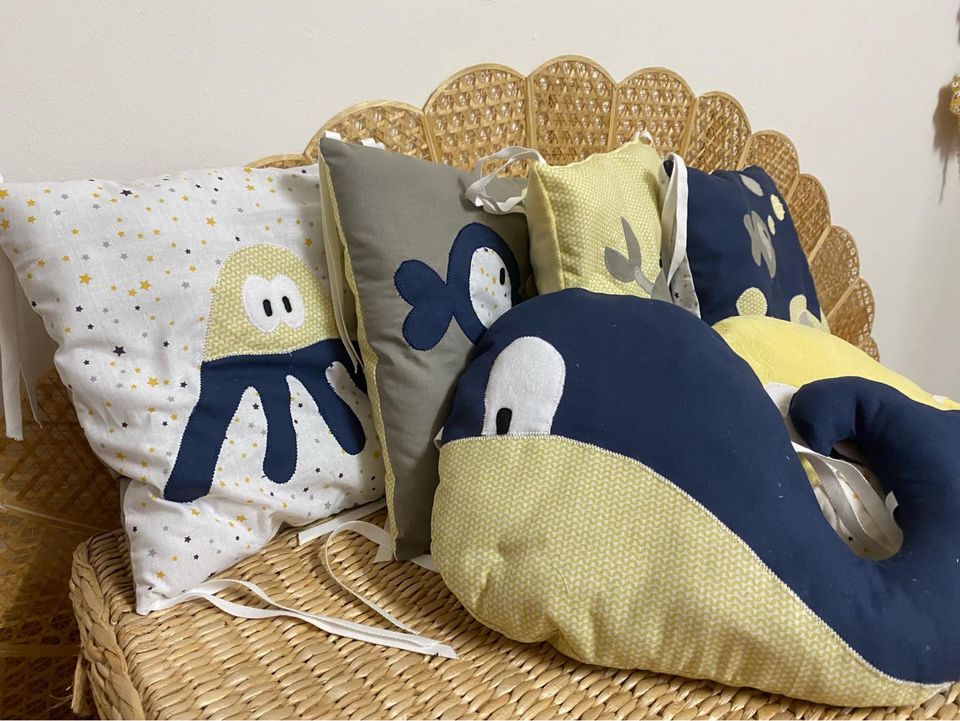 Tour de lit bébé modulable – 6 coussins à nouer – Thème marin (baleine, poissons) – Fait main vue détails