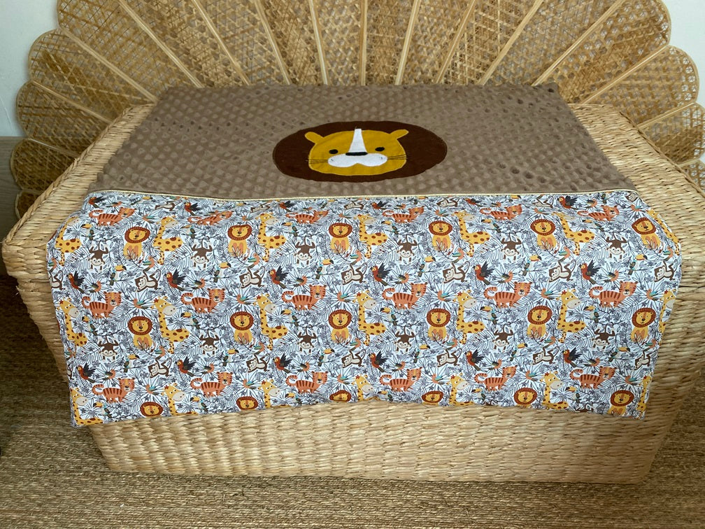 couverture bébé fait main thème lion tons marron et moutarde vue complète