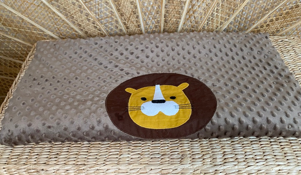 couverture bébé fait main thème lion tons marron et moutarde vue face